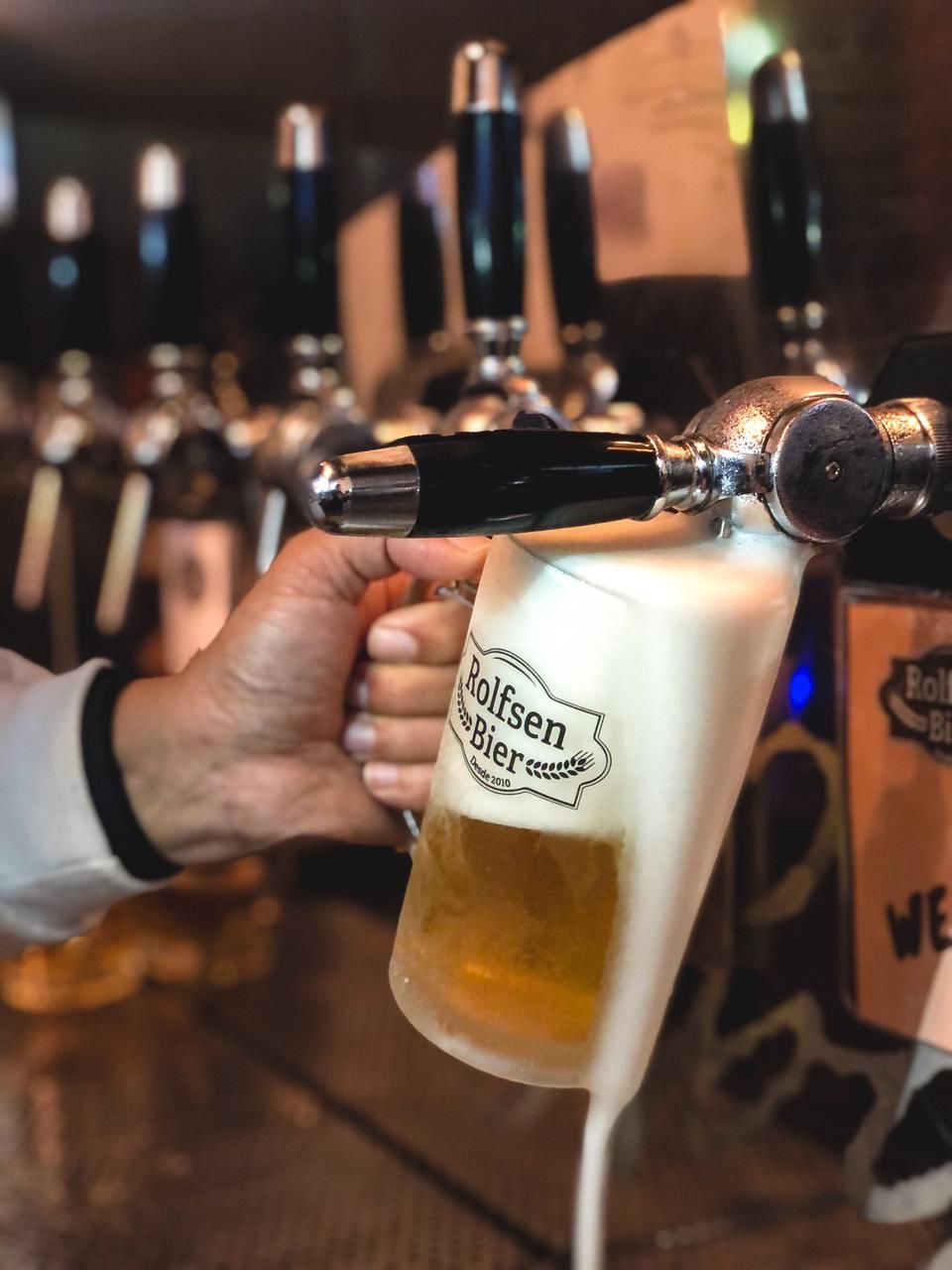 Chopp Rolfsen Bier servido com vista para o mar de Ilhabela